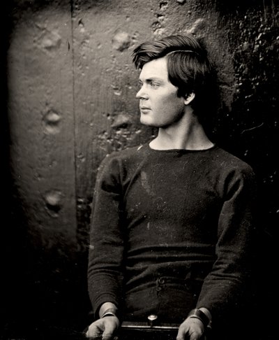 Lewis Powell con grilletes en la muñeca a bordo del USS Saugus, 1865 de Alexander Gardner