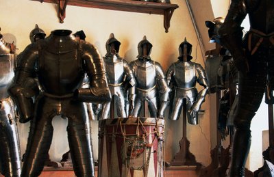 Exposición de armaduras antiguas, Armería del castillo de Churburg, Schluderns, valle de Venosta, Trentino-Alto Adige, Italia de Nicolas Toussaint Charlet