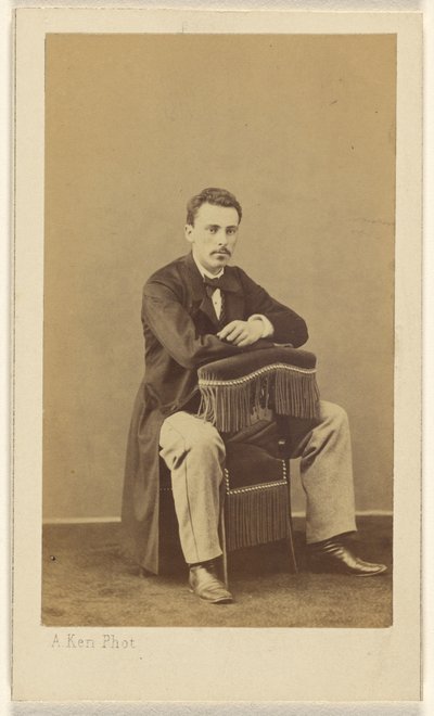 [Hombre con bigote, sentado, con la parte delantera hacia atrás de la silla con flecos] de Alexandre Ken
