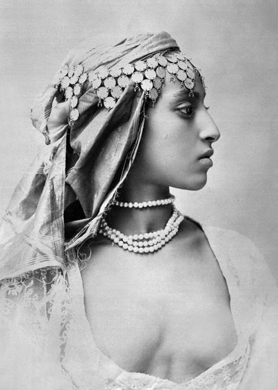 Joven argelina, c. 1890-1900 (foto b/n) de Alexandre Leroux