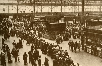 Una cola de vacacionistas esperando trenes en la estación de Waterloo, Londres, 1930 de Alfieri