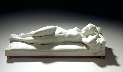 Figura de biscuit de Sevres de un desnudo reclinado, 