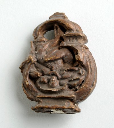 Maqueta para un arco de llave con un Cupido susurrando a una niña sentada: tres bocetos para el grupo central de Alfred Gilbert