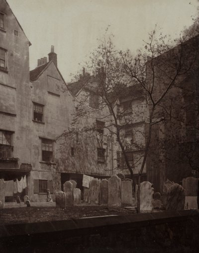 St. Bartholomews: The Churchyard Looking towards Cloth Fair de Alfred H. Bool