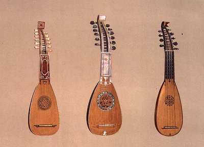 (Izq. a Der.) Una pandurina de 1734 y dos mandolinas milanesas de 1775 y 1739, de 