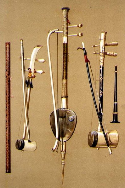 Un khlui, tres so sam sai con arcos y un pi, instrumentos tailandeses de 