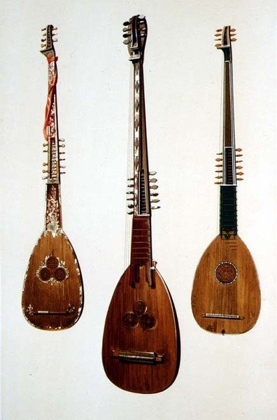 Tres chittaroni, dos de Venecia c.1608 y uno de Gran Bretaña c.1885, de 