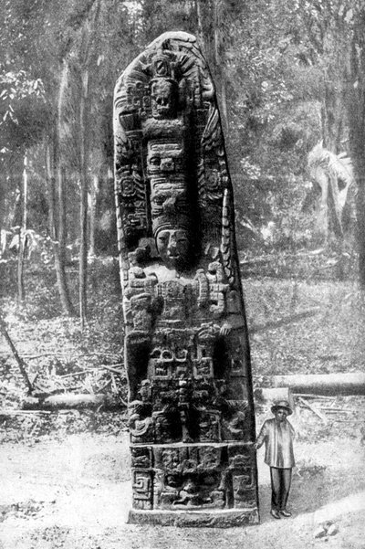 Un monolito misterioso en el bosque primitivo de Quiriguá, Guatemala, 1922 de Alfred P Maudsley