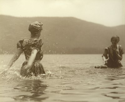 Emmy y Selma, Lago George, 1899 de Alfred Stieglitz