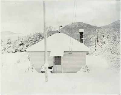 Primera nieve y la casita, 1923 de Alfred Stieglitz