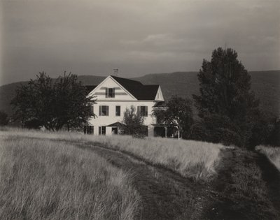 Casa y árboles, Lake George de Alfred Stieglitz