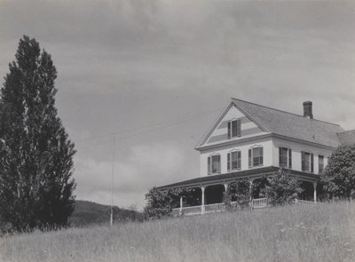 Casa en la colina, lago George de Alfred Stieglitz