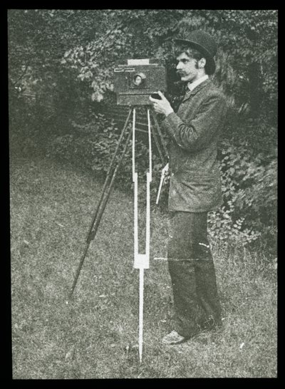 Autorretrato con cámara, trípode y pistola de Alfred Stieglitz