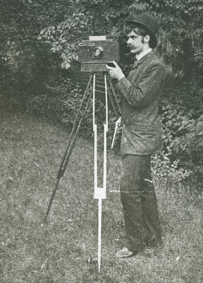 Autorretrato con cámara, trípode y pistola, 1886 de Alfred Stieglitz