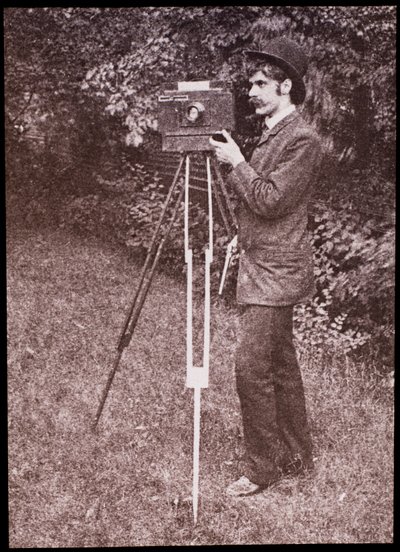 Autorretrato con cámara, trípode y pistola de Alfred Stieglitz