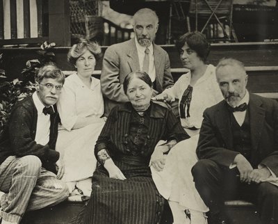 Sin título (Stieglitz, Agnes, madre Hedwig, Julius, Selma y Lee en los escalones de Oaklawn) de Alfred Stieglitz