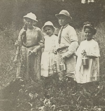 Flora, Elizabeth, Howard y Kitty en el campo de Lake George, 1903-05 de Alfred Stieglitz