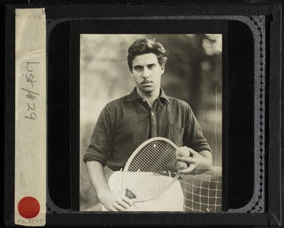 Sin título Sobrino Edward con raqueta de tenis de Alfred Stieglitz