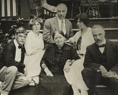 Sin título Stieglitz, Agnes, madre Hedwig, Julius, Selma y Lee en los escalones de Oaklawn, 1910 o 1912 de Alfred Stieglitz