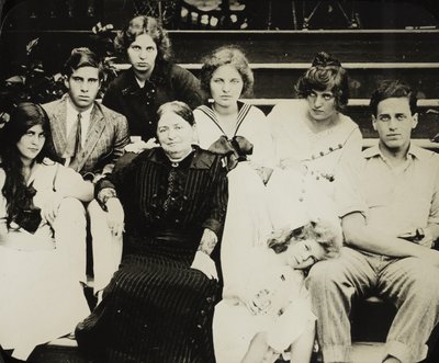 Sin título, madre de Stieglitz Hedwig con nietos en los escalones de Oaklawn de Alfred Stieglitz