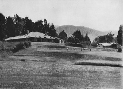 Hoyo 18 y casa club, campos de golf, Nuwara Eliya, elevación 6,200 pies, c1890, 1910 de Alfred William Amandus Plate