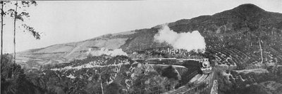 Una escena en el ferrocarril del interior. Pasando una plantación de té en Nanu Oya, c1890, 1910 de Alfred William Amandus Plate