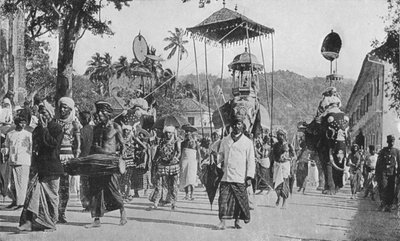 Kandy. Procesión Perahera pasando, c1890, 1910 de Alfred William Amandus Plate