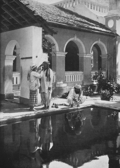 Preparativos religiosos en la mezquita de Alfred William Amandus Plate