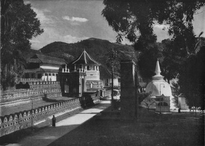 El Templo del Diente Sagrado y Dagoba, Kandy, Ceilán, c1890, 1910 de Alfred William Amandus Plate