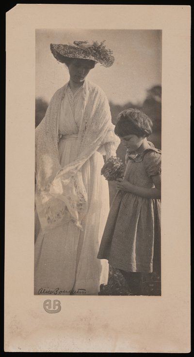 Foto de Alice Broughton de Agnes Pelton con un primo joven en "Wild Farm" de Agnes (foto en blanco y negro) de Alice Boughton