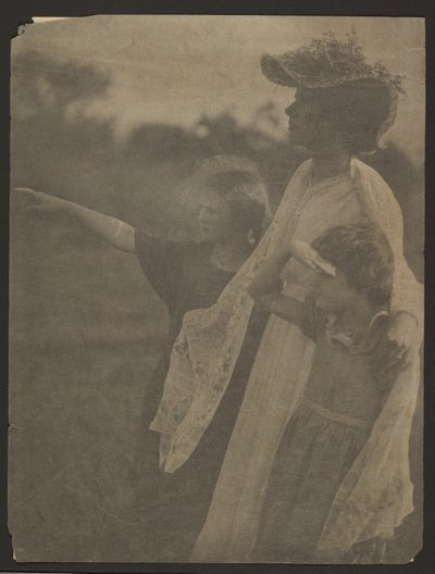 [Mujer y dos niños] de Alice Boughton