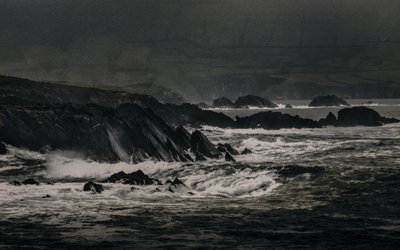Acantilados cerca de Inch, 2018 (fotografía pintada a mano) de Alice Gur-Arie