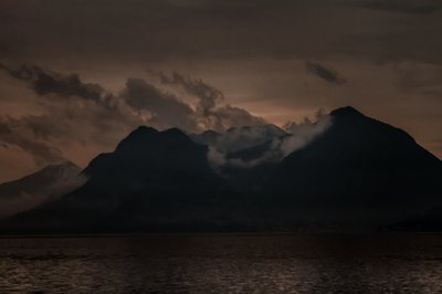 Lago Mayor al amanecer, 2016 (fotografía pintada a mano) de Alice Gur-Arie