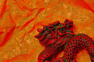 Dragón Rojo, 2021 (fotografía repintada) de Alice Gur-Arie