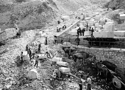 Cargando bloques de mármol en la cantera de Ravaccione de Fratelli Alinari