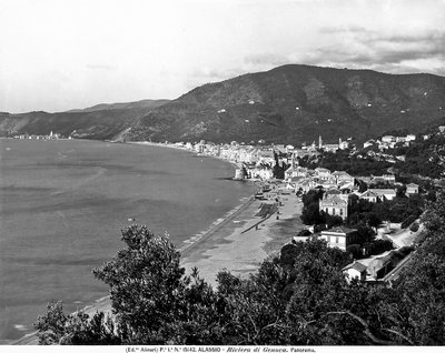 Vista panorámica de la ciudad de Alassio, provincia de Savona, c.1915-20 (foto en blanco y negro) de Fratelli Alinari