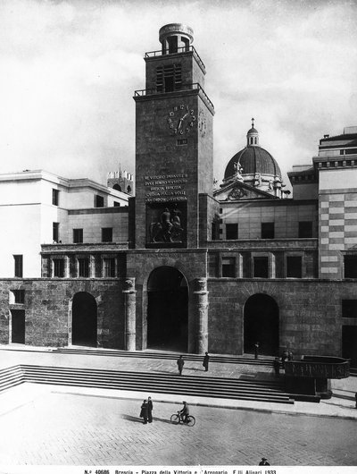 Piazza della Vittoria con la Torre Mussolini, Brescia de Fratelli Alinari