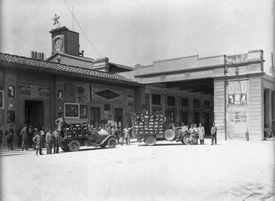 Porteros frente a la estación, diseñada por Enrico Maria Antonia Present (en el sitio donde se encuentra la nueva estación de tren de Santa Maria Novella), Florencia (foto en b/n) de Fratelli Alinari