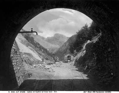 El túnel Cipollaio en la sección ferroviaria Arni-Iacco en los Alpes Apuanos en la provincia de Lucca de Fratelli Alinari