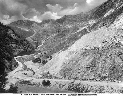 Vista de la carretera Gobbie con las canteras de mármol en la localidad de Tre Fiumi en los Alpes Apuanos en Garfagnana (LU) de Fratelli Alinari