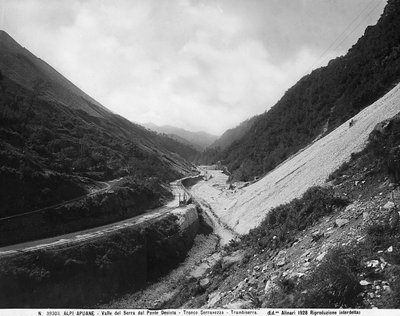 Vista del Valle del Serra desde el Puente Desiata con las canteras de mármol a lo largo de la carretera Seravezza-Trambiserra en los Alpes Apuanos de Fratelli Alinari