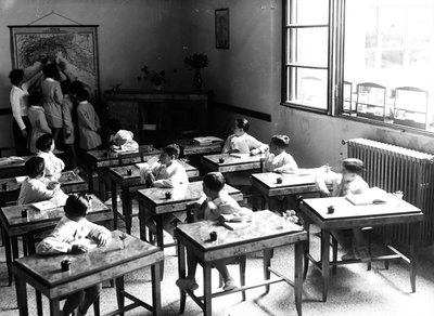 Villa Rosa Maltoni Mussolini: niños en un aula de Fratelli Alinari