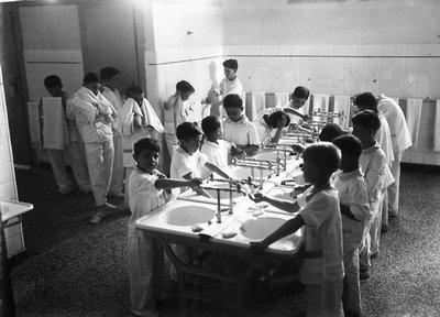Villa Rosa Maltoni Mussolini: niños lavándose antes de acostarse de Fratelli Alinari