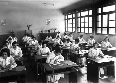 Villa Rosa Maltoni Mussolini: estudiantes durante una clase de dibujo de Fratelli Alinari