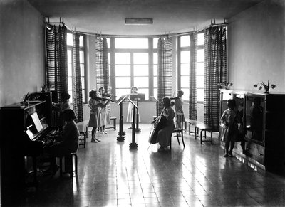 Villa Rosa Maltoni Mussolini: estudiantes femeninas durante una lección de música de Fratelli Alinari