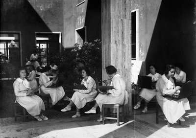Villa Rosa Maltoni Mussolini: estudiantes femeninas durante una lección de pintura de Fratelli Alinari