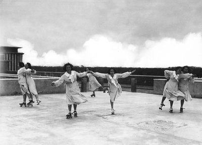 Villa Rosa Maltoni Mussolini: estudiantes durante una clase de patinaje de Fratelli Alinari
