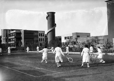 Villa Rosa Maltoni Mussolini: estudiantes femeninas durante un partido de tenis (foto en b/n) de Fratelli Alinari