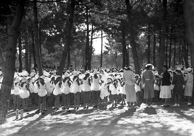 Villa Rosa Maltoni Mussolini: estudiantes femeninas reunidas en el pinar de Fratelli Alinari