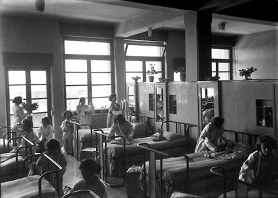 Villa Rosa Maltoni Mussolini: estudiantes ordenando sus dormitorios de Fratelli Alinari